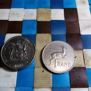 Gararge/storage Finds.. R1 And 50c Coins For Sale In Kleinmond.