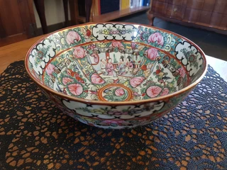 Early 19th Century Rose Medallion, Qing Dynasty, Decorative Chinese Bowl