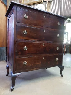 "Queen Anne" Style Chest of 4 Drawers ~ Circa 1960.