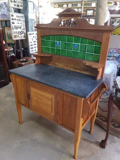 Oak washstand ~ Circa 1910