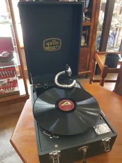 Antique Gallo Ace Wind-Up Gramophone – A Classic Piece of Musical History.