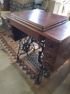 Superb &#34;Singer&#34; Sewing Machine ~ Circa 1922