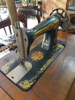 Superb &#34;Singer&#34; Sewing Machine ~ Circa 1922