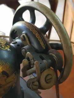 Superb &#34;Singer&#34; Sewing Machine ~ Circa 1922