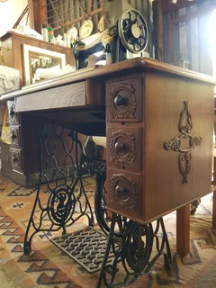 Superb &#34;Singer&#34; Sewing Machine ~ Circa 1922