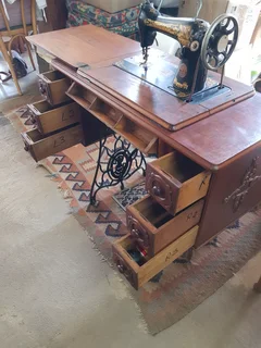 Superb &#34;Singer&#34; Sewing Machine ~ Circa 1922