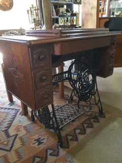 Superb &#34;Singer&#34; Sewing Machine ~ Circa 1922