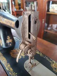 Superb &#34;Singer&#34; Sewing Machine ~ Circa 1922