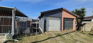 Spacious Duplex in Briardale with drive in access