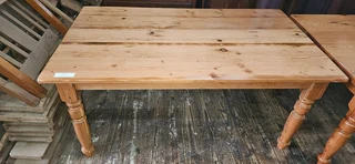 Oregon Pine 6-seater Turn-leg Table