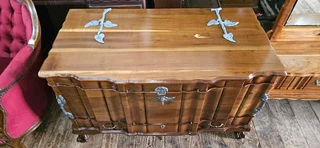 Imbuia Break-front Kist