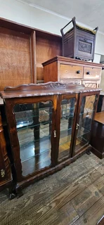 Imbuia 2-door Showcase