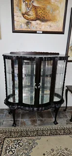 Imbuia Scalloped Showcase