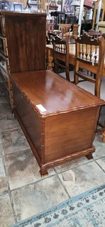 Mahogany Kist Ball and Claw