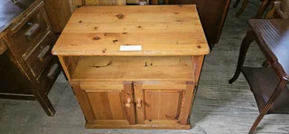 Oregon Pine 2-door Plasma Stand