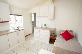 STUDENT-AKKOMMODASIE  NIE NSFAS-GEAKKREDITEER  Naby kampus:  Gemeubileerde bachelor