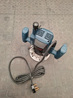 BOSCH PROFESSIONAL GOF 900 CE Router (NOT USED)