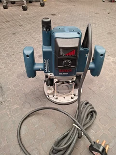 BOSCH PROFESSIONAL GOF 900 CE Router (NOT USED)