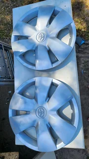 2x Yaris T3 Hubcaps
