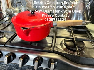 Sauce pan eetrite cast iron enamel 18 5cm diameter x9cm deep in red with wood handle &amp; spout