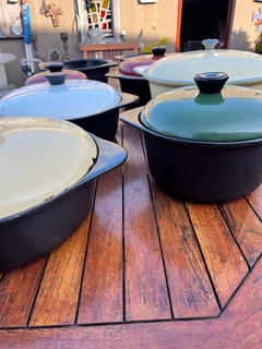 Cast Iron Casserole Pots x 8 - Cookwell Pot x 6 &amp; 2 Generic - Excellent - Delivery Arranged