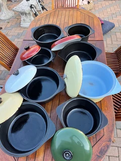 Cast Iron Casserole Pots x 8 - Cookwell Pot x 6 &amp; 2 Generic - Excellent - Delivery Arranged