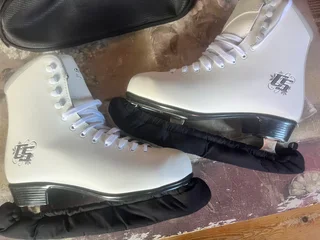 Ice Skates - Like New CCM Winter Club WS 9 Figure Skates &#43; Carry Bag - Courier Delivery Arranged