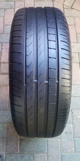 1x 225/45r19 Pirelli Cinturato P7 Runflat tyre.