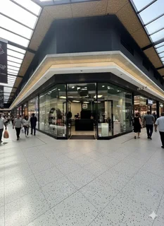 Busy upmarket salon for Sale in shopping mall