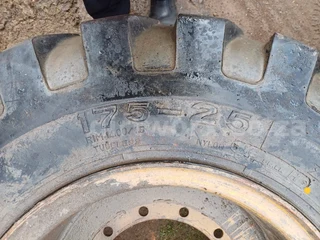 Industrial Tyre 17.5-25 with Rim