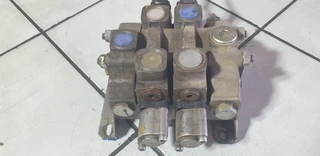 Dinoil Hydraulic Directional Control Valve Bank