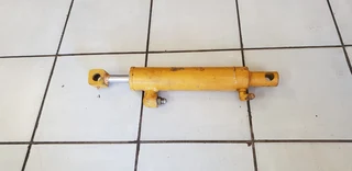 Hydraulic Double Acting Cylinder OD 235mm x 435mm Length