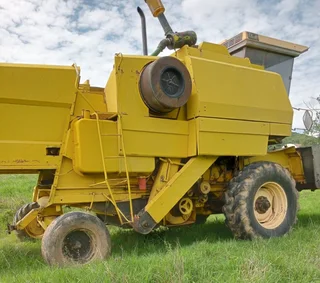 New Holland 8040 Mielie Koring Stroper Combine Harvester