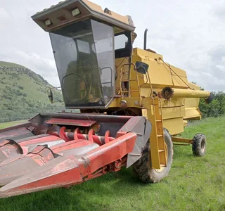 New Holland 8040 Mielie Koring Stroper Combine Harvester