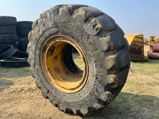 Goodyear/Mitchelin Tyre with Rim 35/65R33