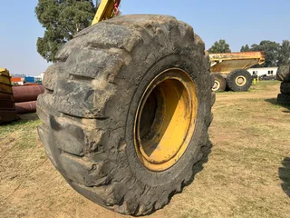 Goodyear/Mitchelin Tyre with Rim 35/65R33