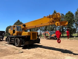 Kato Rough Terrain Crane 25 Ton
