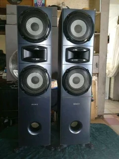 BEAUTIFUL QUALITY SONY SPEAKERS