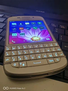 LIMITED EDITION WHITE BLACKBERRY Q10