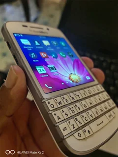 LIMITED EDITION WHITE BLACKBERRY Q10