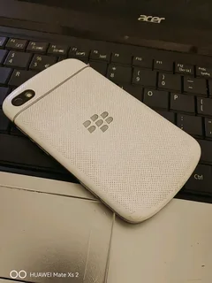 LIMITED EDITION WHITE BLACKBERRY Q10