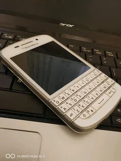 LIMITED EDITION WHITE BLACKBERRY Q10