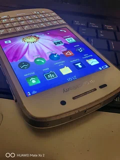 LIMITED EDITION WHITE BLACKBERRY Q10