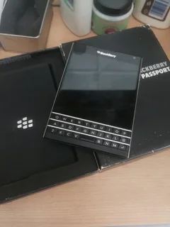 ORIGINAL BLACKBERRY PASSPORT 32GB / COLLECTORS/ IMMACULATE LIKE NEW