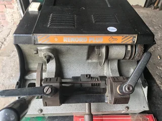 Key cutting machine