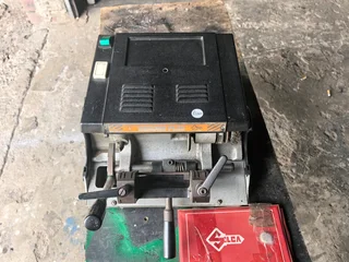 Key cutting machine