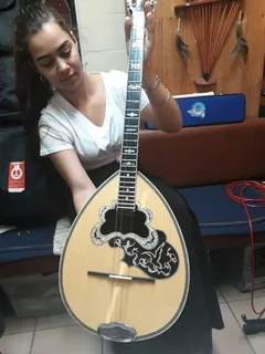 Beginner guitar lessons - Ukulele lessons - Djembe drumming lessons