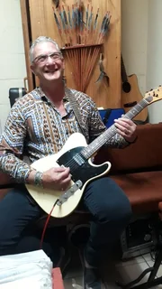 Beginner guitar lessons - Ukulele lessons - Djembe drumming lessons