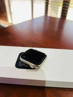 40mm Starlight Apple Watch SE 3 GPS Version As New In The Box With Accessories And Warranty