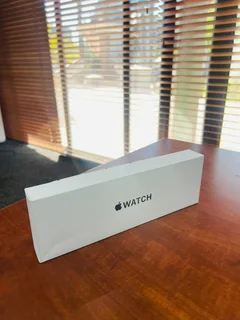 40mm Starlight Apple Watch SE 3 GPS Version As New In The Box With Accessories And Warranty
